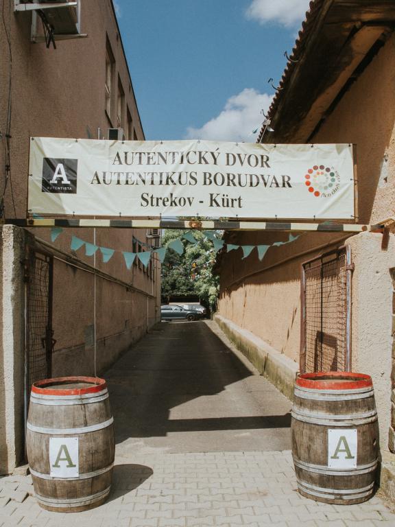 Vstup na Autentický dvor v Strekove
