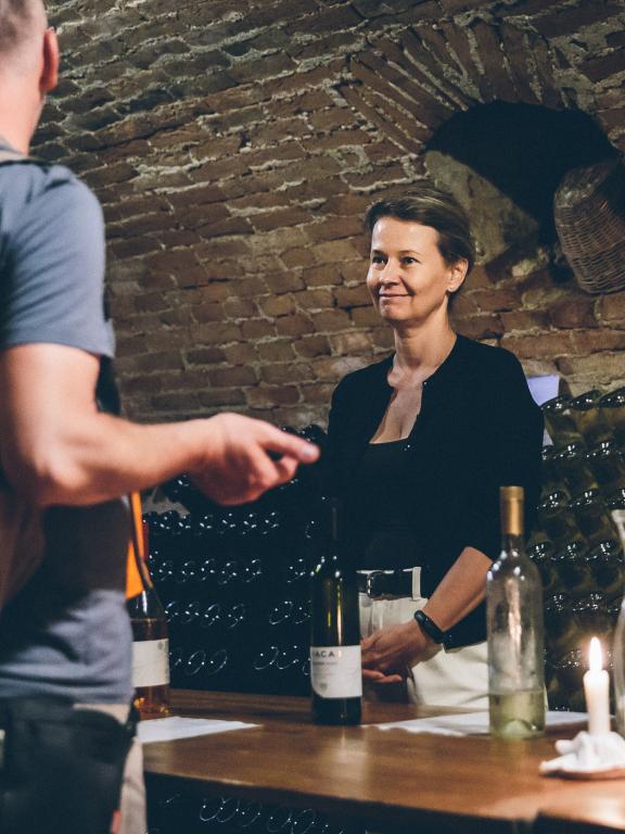 Pezinské vínne pivnice - nalievanie vína