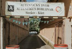 Vstup na Autentický dvor v Strekove